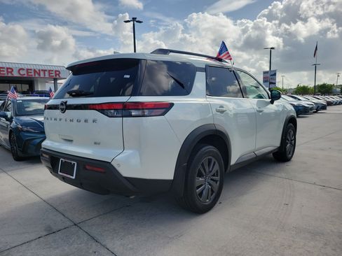 Used 2024 Nissan Pathfinder SV w/ Lighting Package (N92) FWD image 11