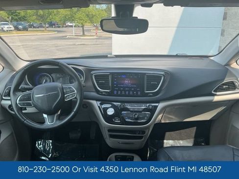 Used 2017 Chrysler Pacifica Touring-L FWD image 2