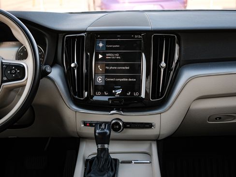 Used 2020 Volvo XC60 T6 Momentum image 30