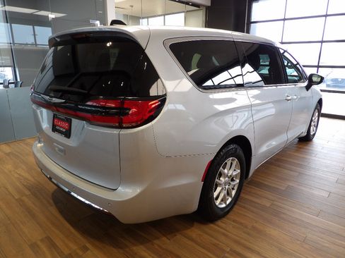 Used 2024 Chrysler Pacifica Touring-L image 6