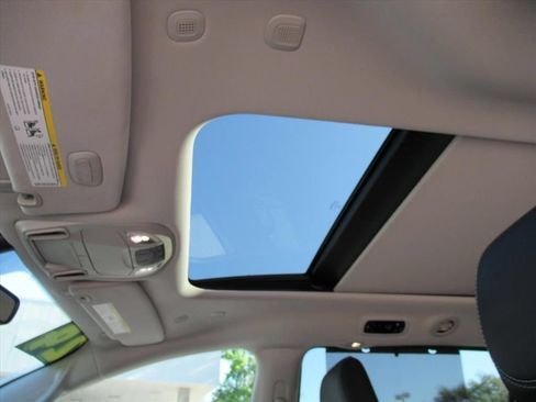 Certified 2024 Chrysler Pacifica Limited AWD/4WD image 18