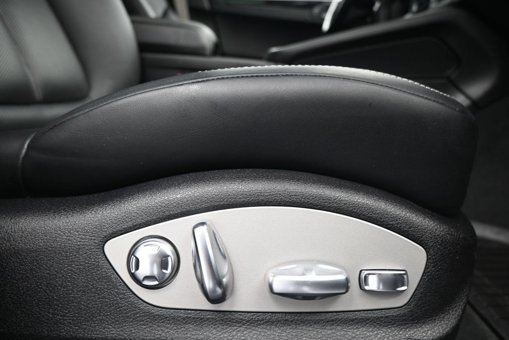 Certified 2024 Porsche Macan AWD/4WD image 15