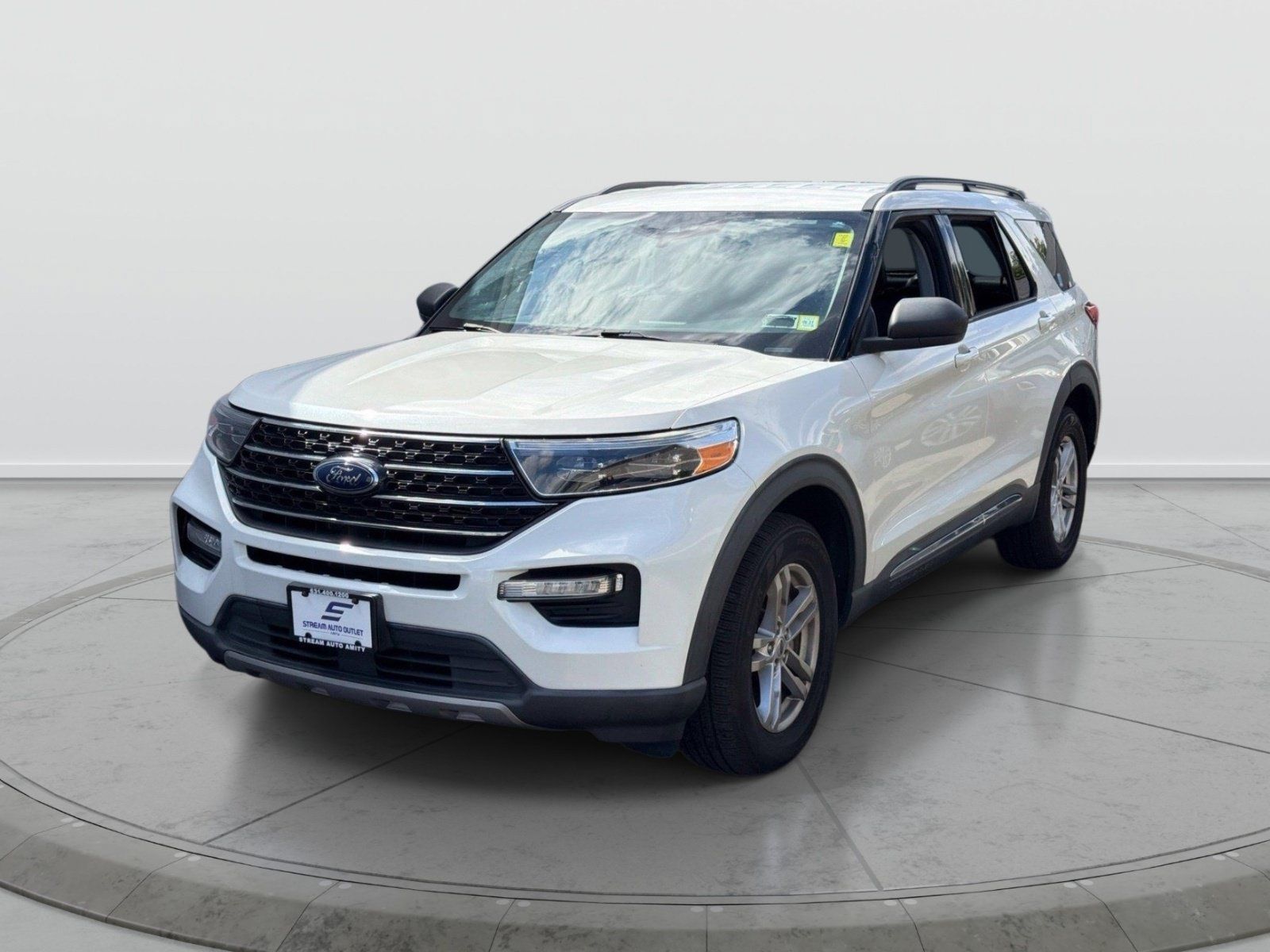 Used 2021 Ford Explorer XLT w/ Equipment Group 202A AWD/4WD image 3