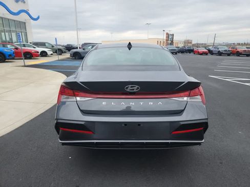 Used 2024 Hyundai Elantra SEL w/ Convenience Package image 3