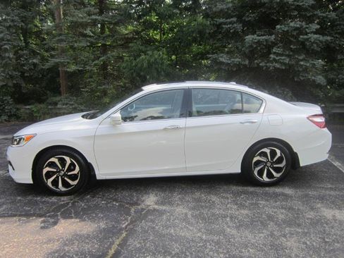 Used 2017 Honda Accord EX-L image 2