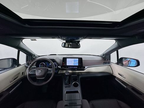 Used 2024 Toyota Sienna Platinum image 41