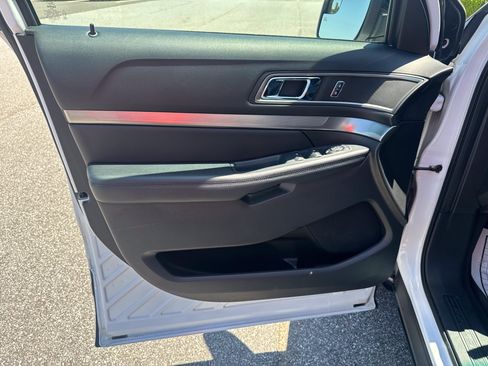 Used 2018 Ford Explorer XLT w/ Equipment Group 202A FWD image 6
