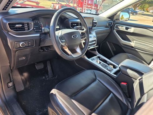 Used 2021 Ford Explorer XLT w/ Equipment Group 202A image 7