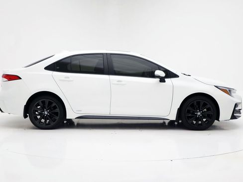 Used 2024 Toyota Corolla SE w/ SE Package image 2