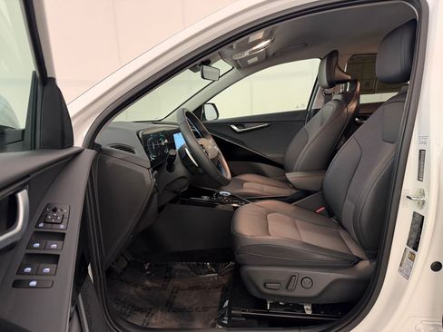 Used 2024 Kia Niro EX w/ EX Cold Weather Package FWD image 5