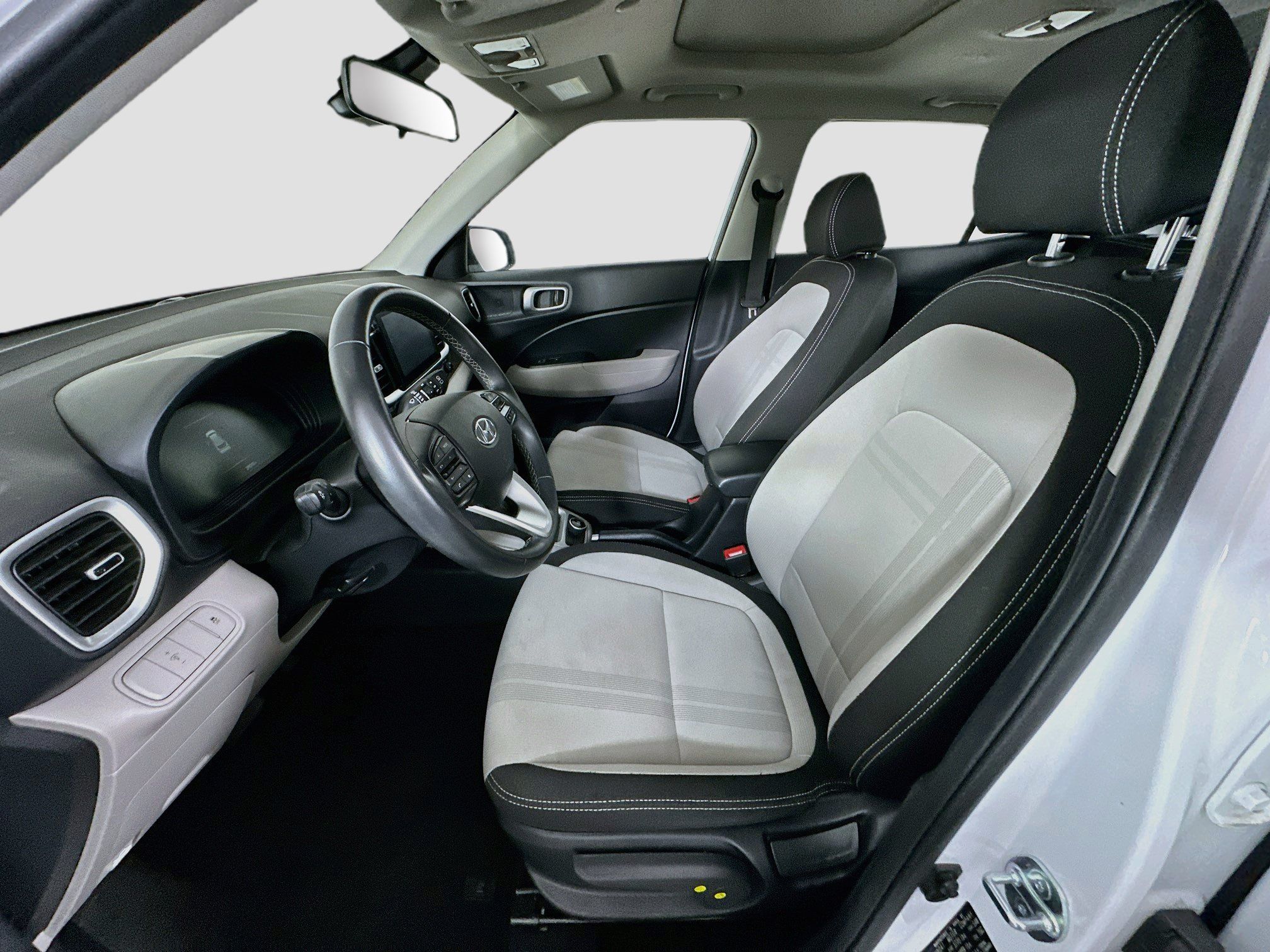 Used 2025 Hyundai Venue SEL FWD image 13
