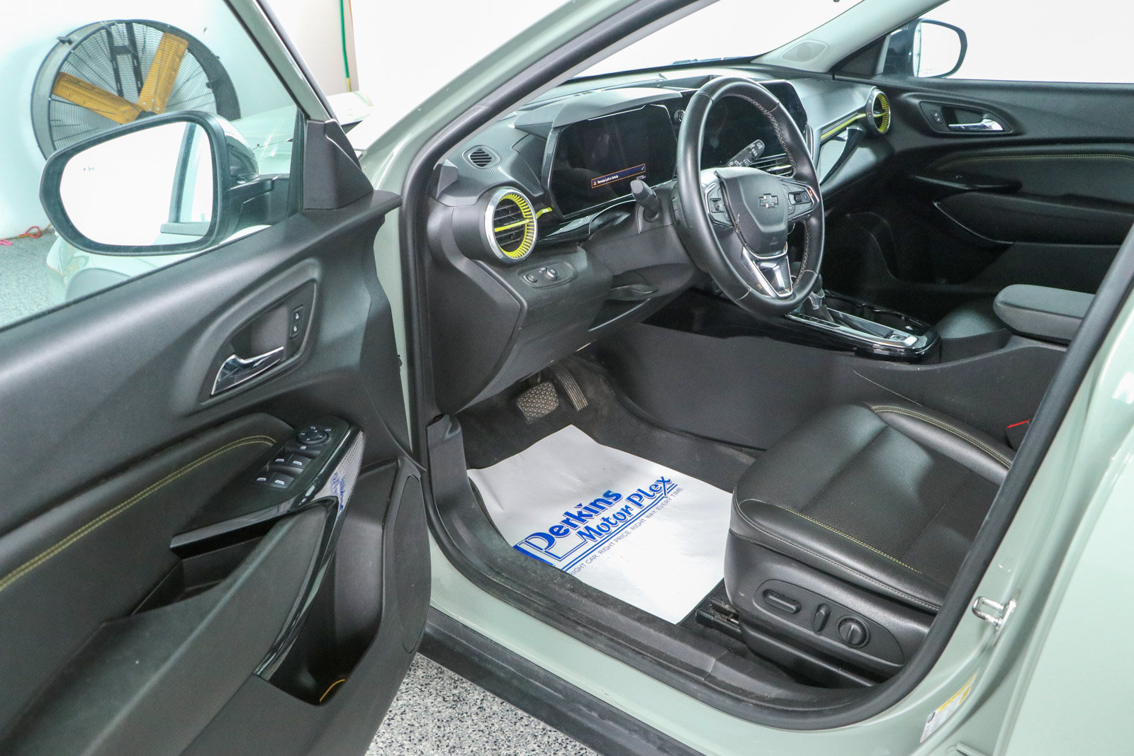 Used 2025 Chevrolet Trax ACTIV w/ Driver Confidence Package FWD image 3