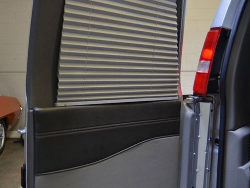 Used 2020 GMC Savana 2500 Extended w/ Enhanced Convenience Package image 9