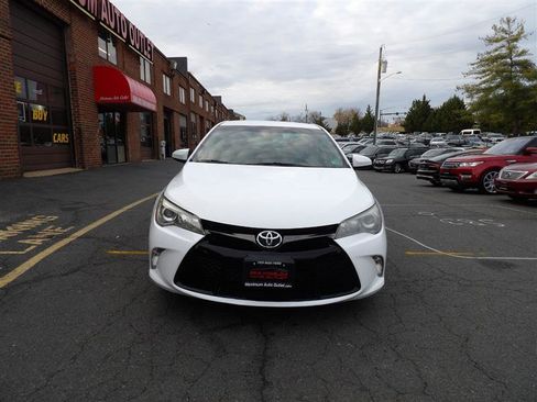 Used 2017 Toyota Camry SE image 3