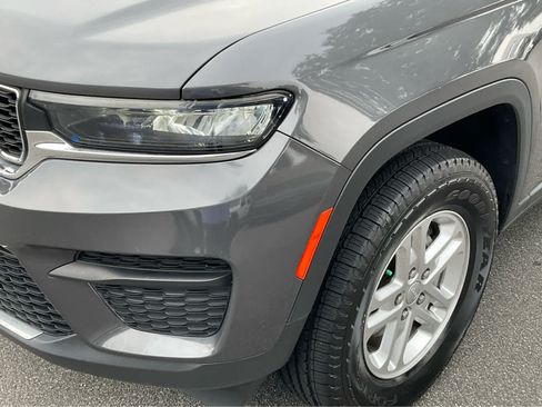 Used 2022 Jeep Grand Cherokee Laredo w/ Luxury Tech Group I RWD image 11