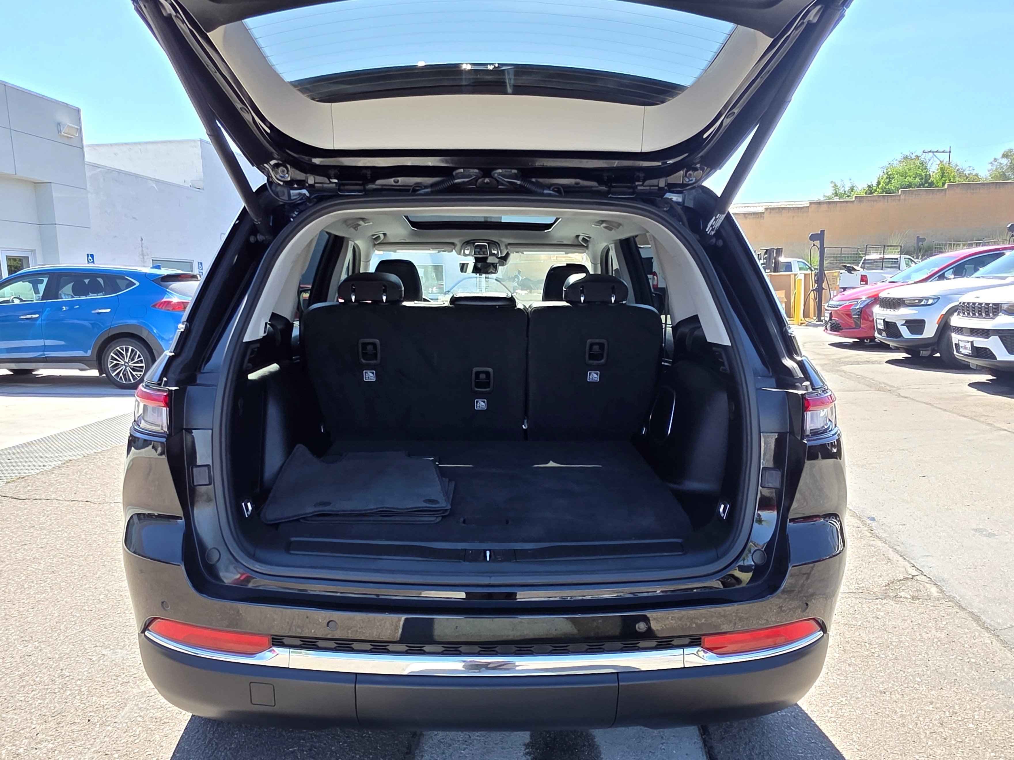 Certified 2023 Jeep Grand Cherokee 4WD 4xe w/ Luxury Tech Group II image 21