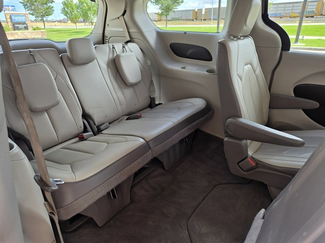 Used 2017 Chrysler Pacifica Touring-L w/ Tire & Wheel Group FWD image 22