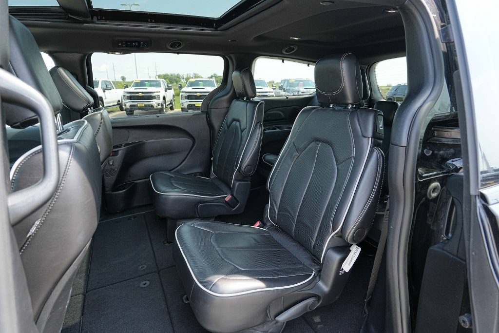 Used 2025 Chrysler Pacifica Limited FWD image 20
