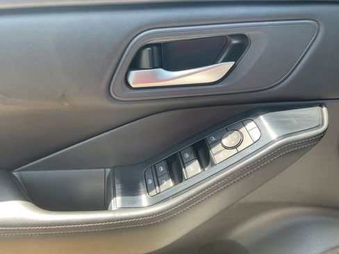 Used 2025 Nissan Rogue SV FWD image 17
