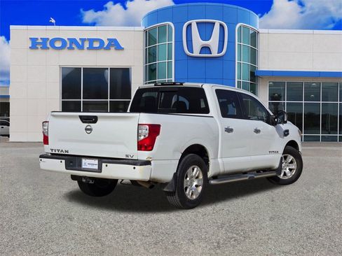 Used 2017 Nissan Titan SV image 3