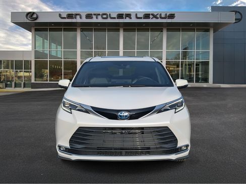 Used 2025 Toyota Sienna Platinum image 8