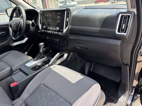 Used 2025 Nissan Frontier SV AWD/4WD image 12