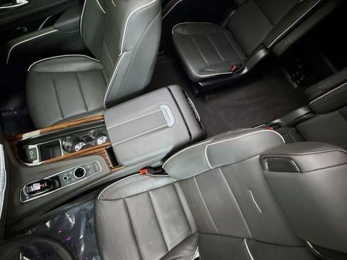 Used 2023 Cadillac Escalade Premium Luxury image 24