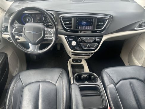Used 2020 Chrysler Pacifica Touring-L FWD image 20