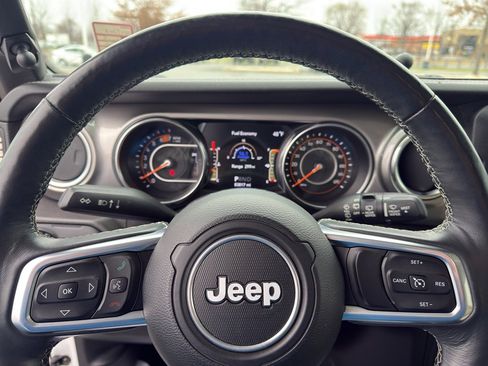 Used 2019 Jeep Wrangler Unlimited Sahara image 23
