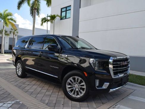 Used 2023 GMC Yukon XL SLT image 1