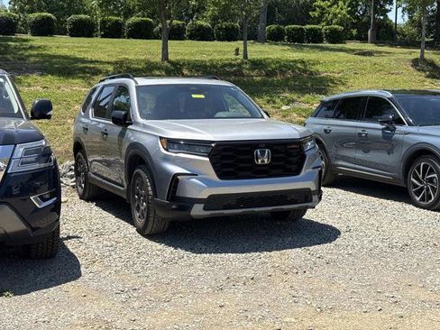 Used 2025 Honda Pilot TrailSport image 3