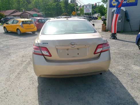 Used 2010 Toyota Camry LE FWD image 12