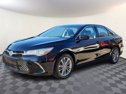 Used 2016 Toyota Camry SE image 3