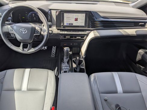 Used 2025 Toyota Camry SE image 14