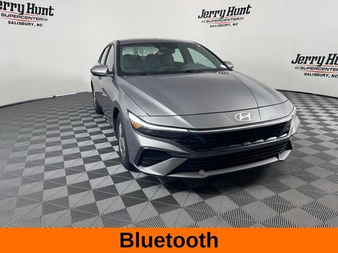 Used 2025 Hyundai Elantra SE image 5