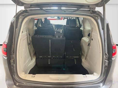 Used 2022 Chrysler Pacifica Touring-L FWD image 25