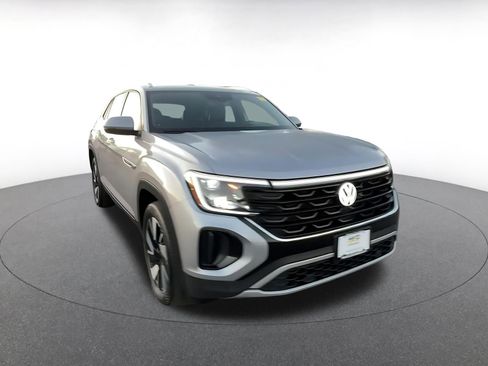 Used 2025 Volkswagen Atlas Cross Sport SE image 3