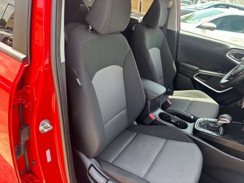 Used 2025 Kia Soul LX w/ LX Technology Package FWD image 34