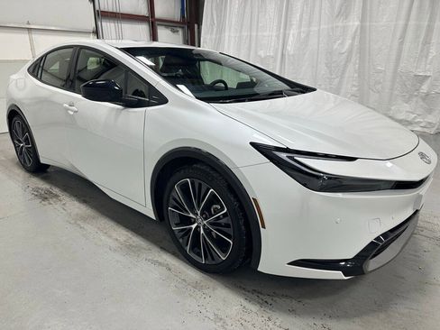 Used 2025 Toyota Prius XLE image 1