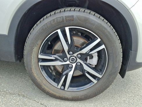 Certified 2025 Volvo XC40 B5 Core image 8