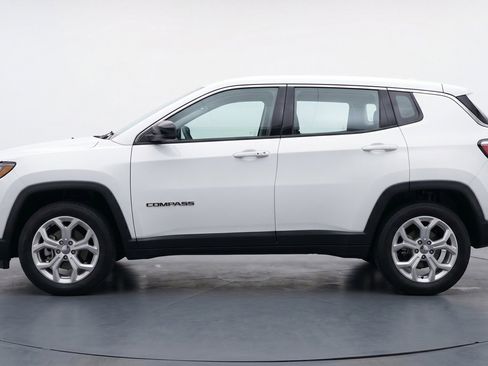 Used 2025 Jeep Compass Latitude AWD/4WD image 5