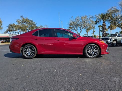 Used 2022 Toyota Camry XLE image 3