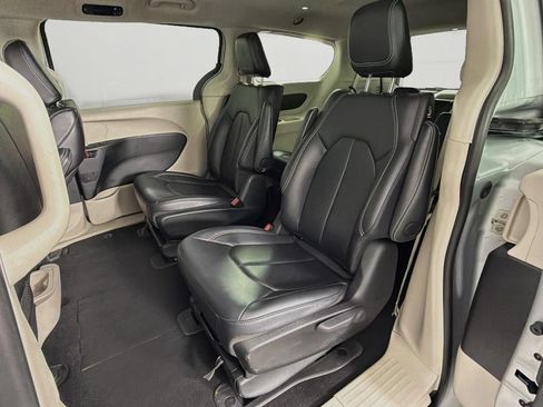 Used 2024 Chrysler Pacifica Limited FWD image 37