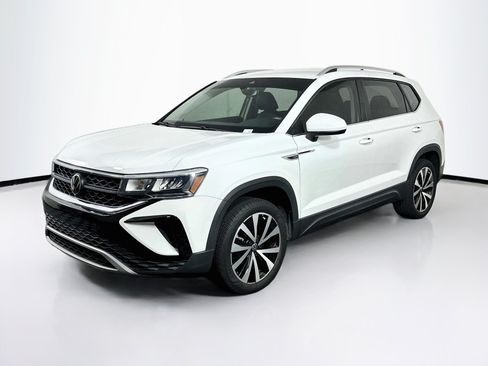 Used 2023 Volkswagen Taos SE FWD image 3