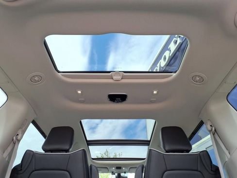 Used 2021 Chrysler Pacifica Limited w/ Uconnect Theater Family Group FWD image 24