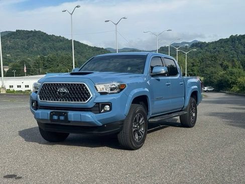 Used 2019 Toyota Tacoma TRD Sport AWD/4WD image 3