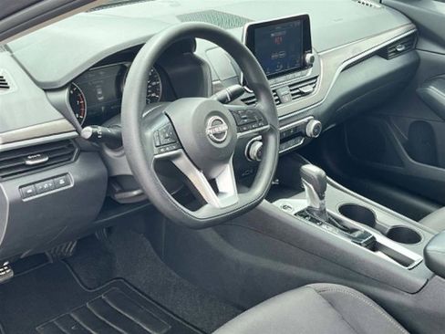 Used 2025 Nissan Altima 2.5 SV FWD image 15