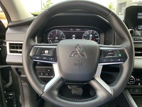 Used 2023 Mitsubishi Outlander SE image 17