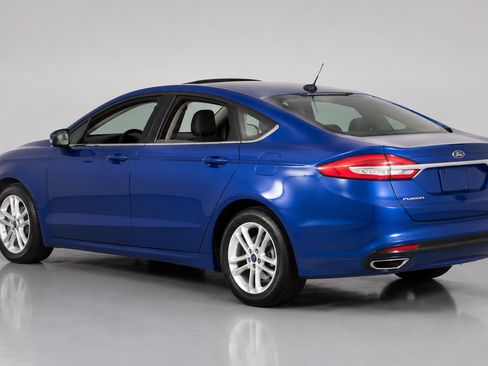 Used 2017 Ford Fusion SE w/ Fusion SE Technology Package FWD image 5