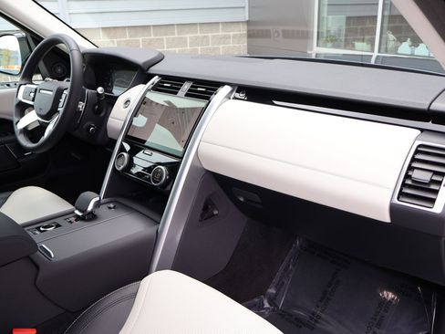 Certified 2025 Land Rover Discovery S AWD/4WD image 31